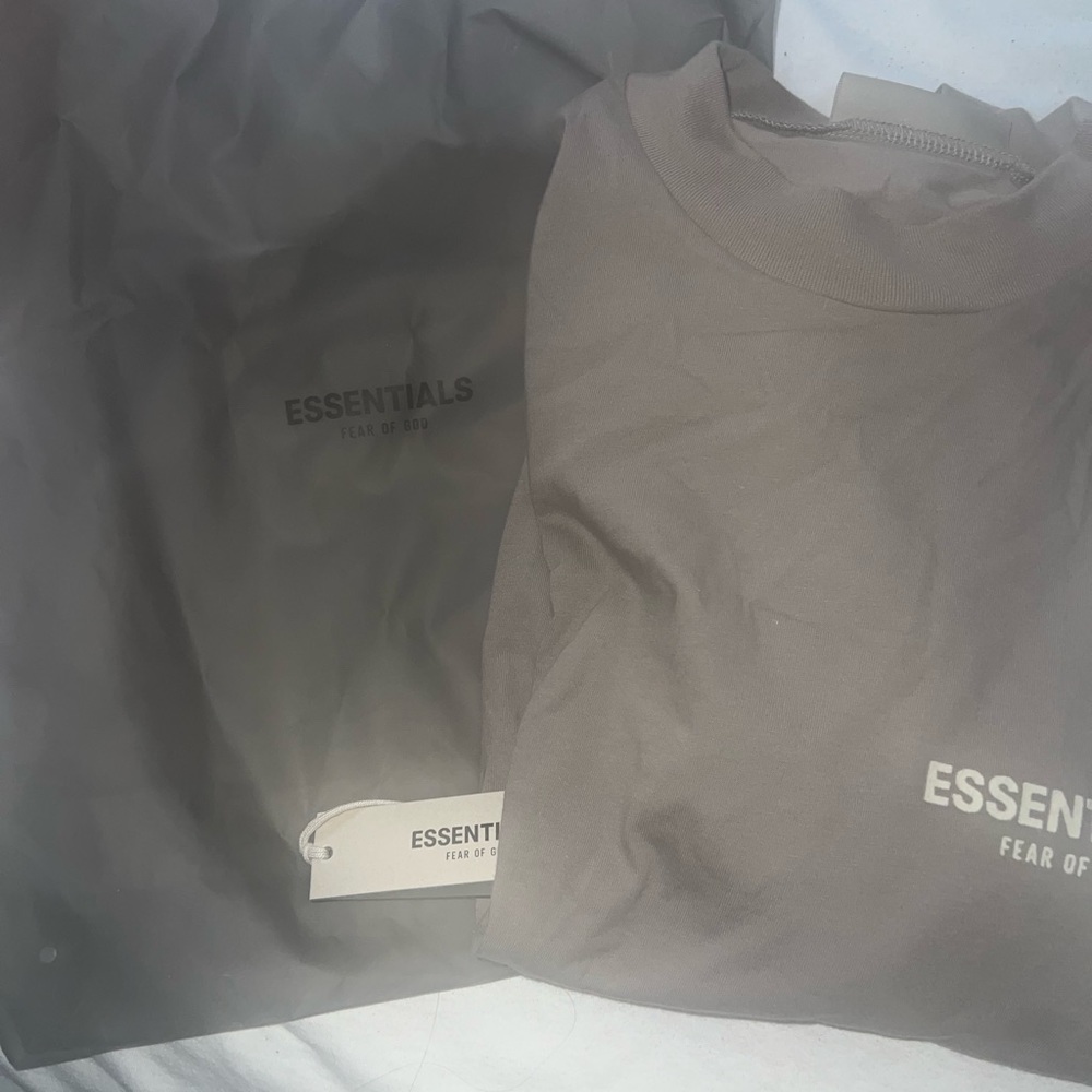 Taupe Size Medium Essentials Shirt